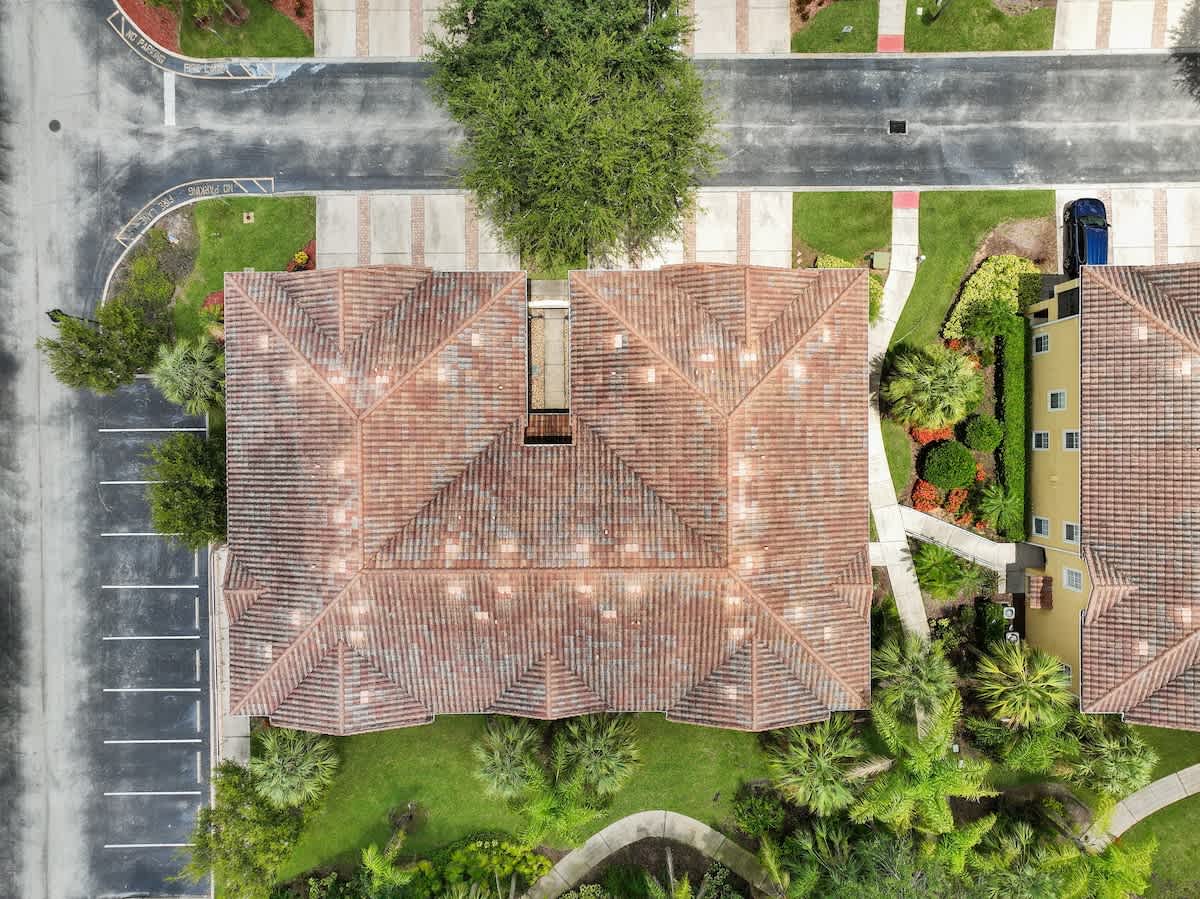 3BR Home 1.5 mi to Disney | Lagoon Pool, Spa & Gym - Image 4