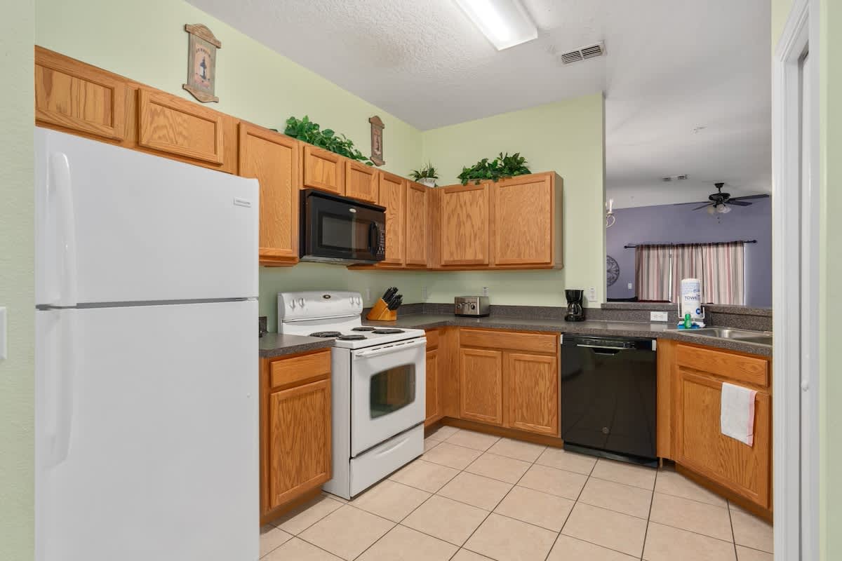 3BR Home 1.5 mi to Disney | Lagoon Pool, Spa & Gym - Image 5